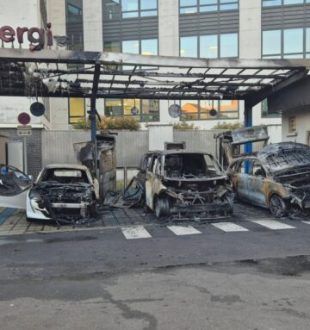 Incendie à la station de recharge Total de Montreuil // Source : Steve Rolland sur Facebook Incendie à la station de recharge Total de Montreuil // Source : Steve Rolland sur Facebook