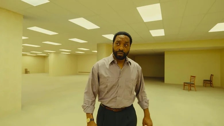 L'acteur Chiwetel Ejiofor dans Backrooms // Source : A24 L'acteur Chiwetel Ejiofor dans Backrooms // Source : A24