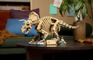 Les fossiles de dinosaure  le tricératops // Source : Lego
