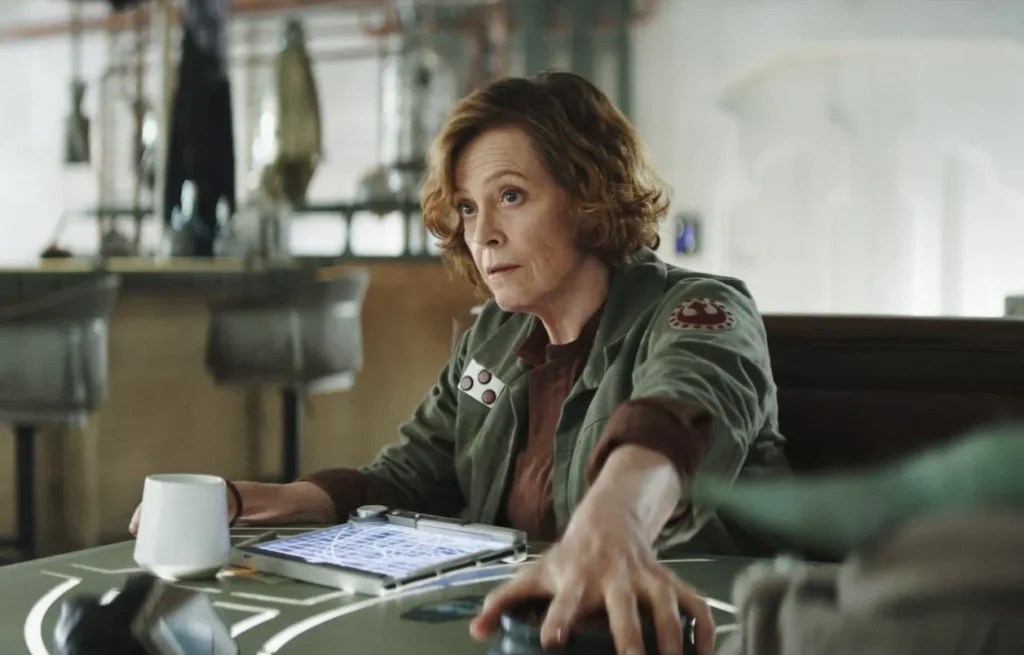 Sigourney Weaver dans The Mandalorian and Grogu // Source : Disney Sigourney Weaver dans The Mandalorian and Grogu // Source : Disney