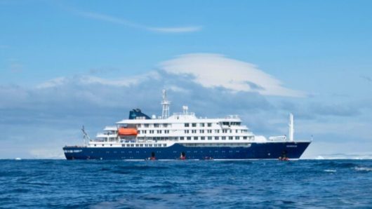 Le navire MV Hondius. // Source : Franklin Braeckman - Oceanwide Expeditions (image recadrée et modifiée)
