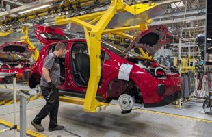 Au coeur de la production de la nouvelle Renault Twingo à Novo mesto // Source : Raphaelle Baut pour Numerama Au coeur de la production de la nouvelle Renault Twingo à Novo mesto // Source : Raphaelle Baut pour Numerama