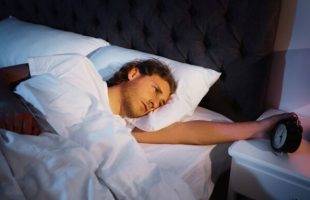 Insomnie à cause de la chaleur. // Source : Envato