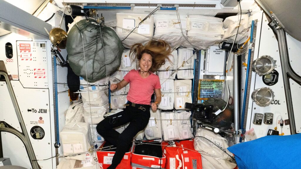 Sophie Adenot dans l'ISS. // Source : Flickr/Nasa Johnson (photo modifi&eacute;e)