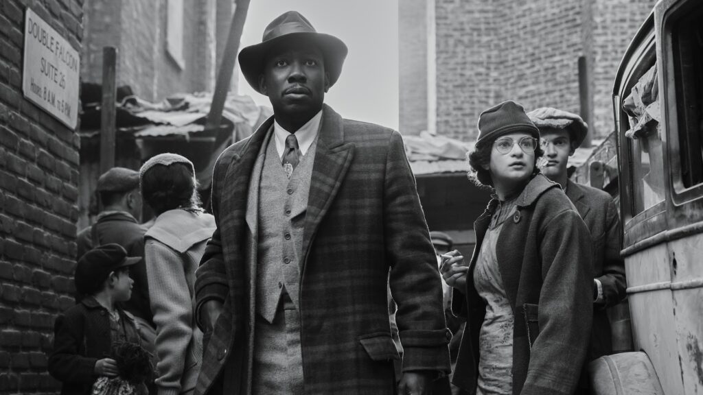 Robbie Robertson (Lamorne Morris) in SPIDER-NOIR
Photo: Aaron Epstein/Prime
© Amazon Content Services LLC Robbie Robertson (Lamorne Morris) in SPIDER-NOIR
Photo: Aaron Epstein/Prime
© Amazon Content Services LLC