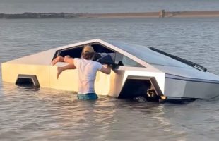 Un Tesla Cybertruck a pris l'eau au Texas. // Source : zein.dtx via Instagram