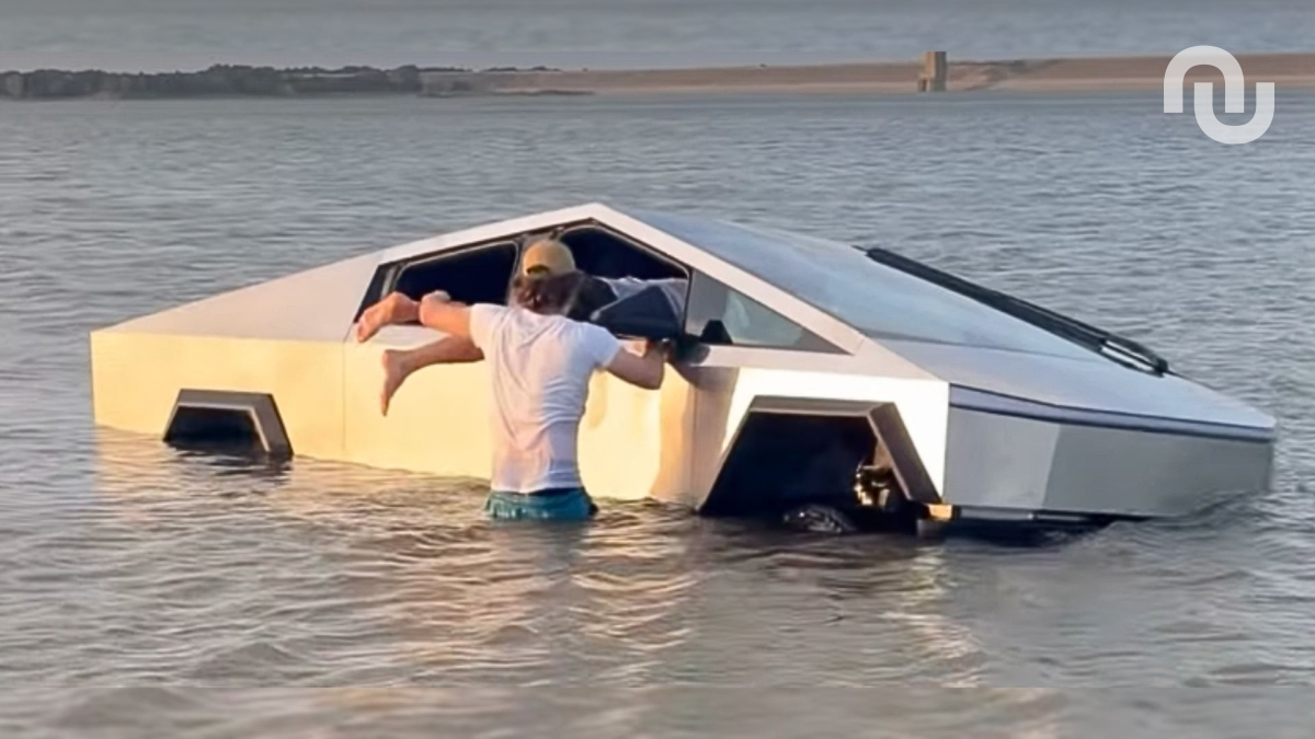 Un Tesla Cybertruck a pris l'eau au Texas. // Source : zein.dtx via Instagram Un Tesla Cybertruck a pris l'eau au Texas. // Source : zein.dtx via Instagram
