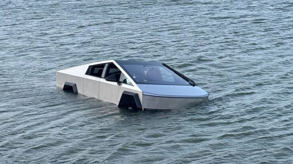 Le Tesla Cybertruck dans l'eau. // Source : CBS News Texas Le Tesla Cybertruck dans l'eau. // Source : CBS News Texas
