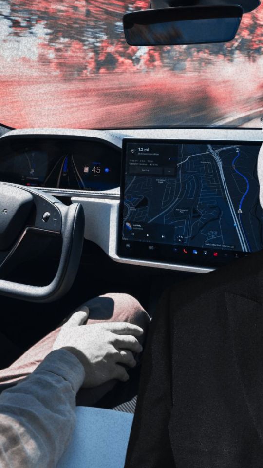 Des anciens salariés de Tesla fustige le FSD. // Source : Montage de Robin San Vicente pour Numerama