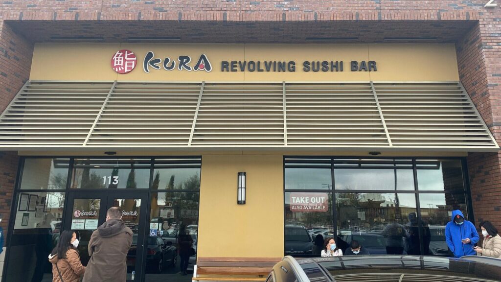 Un Kura Revolving Sushi Bar en Californie. // Source : TaurusEmerald sur Wikimedia Commons Un Kura Revolving Sushi Bar en Californie. // Source : TaurusEmerald sur Wikimedia Commons
