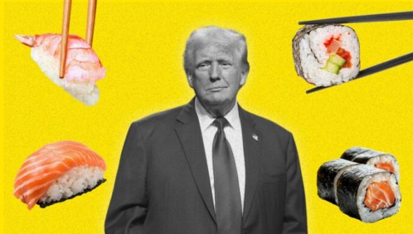 Donald Trump a-t-il vraiment investi plusieurs millions de dollars dans une chaîne de sushis sur tapis roulant ? Cette ligne étonnante dans ses déclarations financières a fait naître une théorie sur les réseaux sociaux : le président américain aurait peut-être confondu Kura Sushi avec Fujikura, un industriel japonais bien plus raccord avec ses investissements dans l’IA.  Donald Trump a-t-il commis une bourde à plusieurs millions de dollars… ou est-il tout simplement un grand amateur de sushis ? Selon de récentes déclarations financières, le président américain aurait acheté entre 1 et 5 millions de dollars d’actions de Kura Sushi USA Inc. (KRUS), rapportait Nikkei le 19 mai 2026. Cette chaîne de restaurants de sushi sur tapis roulant est liée au groupe japonais Kura Sushi.  Ce placement figure parmi ses plus gros tickets du premier trimestre 2026, aux côtés de participations dans des géants de la tech comme Nvidia, Amazon, Apple, Adobe, Microsoft ou encore Oracle. Sur les réseaux sociaux, une théorie a rapidement émergé : Donald Trump aurait-il tout simplement confondu Kura Sushi avec Fujikura, un groupe industriel japonais historique ?  Pourquoi Donald Trump a-t-il dépensé des millions en sushis  Sur le papier, il pourrait ne s’agir que d’une transaction de plus dans un portefeuille présidentiel déjà régulièrement accusé de mélanger intérêts privés et décisions publiques. Mais, pour les internautes, voir des sushis japonais surgir au milieu des géants de l’IA était trop savoureux pour ne pas nourrir quelques théories.  Pour le contexte, Kura Sushi est une grande chaîne japonaise de kaitenzushi, ces restaurants où les assiettes de sushi défilent sur un convoyeur. Née au Japon, l’enseigne est devenue la deuxième plus grande chaîne de sushis du pays, derrière Sushiro et devant Hama Sushi. Le groupe, basé à Sakai, dans la préfecture d’Osaka, exploite environ 543 restaurants au Japon, ainsi que plusieurs dizaines d’établissements à Taïwan, aux États-Unis et en Chine.  Sa filiale américaine, Kura Sushi USA, gère les Kura Revolving Sushi Bar aux États-Unis. On en comptait environ 69 sur le territoire américain en 2024, avec une forte concentration en Californie.  Fujikura, de son côté, n’a rien d’une chaîne de restauration. Il s’agit d’un groupe industriel japonais centenaire, spécialisé dans les câbles, la fibre optique et les équipements pour les télécoms et l’électronique. Ses câbles et équipements servent notamment à faire fonctionner les réseaux Internet rapides, la 5G et les data centers, devenus indispensables avec l’essor de l’IA.  Dans un portefeuille rempli de valeurs liées à l’intelligence artificielle et à la tech, un pari sur Fujikura aurait donc eu une certaine logique. L’entreprise est un acteur d’infrastructure, rarement sous les projecteurs, mais directement exposé à la montée en puissance des réseaux, des centres de données et des besoins en connectivité.  À l’inverse, Kura Sushi reste avant tout...une chaîne de restaurants. Certes automatisés, ludiques et très optimisés, mais rattachés au secteur de la restauration grand public. Cela dit, le lien avec la technologie n’est pas totalement absent.  Kura Sushi s’est justement fait une place sur le marché en poussant très loin l’automatisation : commandes sur tablette, puces RFID intégrées aux assiettes pour suivre leur temps passé sur le tapis, robots chargés d’acheminer les plats jusqu’à la table, et systèmes capables d’optimiser en temps réel la rotation des clients comme celle des assiettes.  Pour un investisseur, Kura Sushi peut donc aussi se lire comme une valeur hybride : une entreprise de restauration grand public, mais qui emprunte beaucoup aux codes du retail automatisé et de la food tech. Son modèle standardisé et extensible peut même, avec un peu d’enthousiasme, ressembler davantage à une franchise technologique qu’à un simple restaurant de quartier.  En pratique, rien ne permet de prouver que Donald Trump a effectivement confondu les deux groupes. Les documents officiels mentionnent bien Kura Sushi USA, et l’entourage de Trump assure que ses placements sont gérés par des professionnels. Reste que, pour la culture Internet, l’histoire était trop belle pour ne pas devenir un running gag : un président obsédé par l’IA qui finirait, par erreur, actionnaire d’un tapis roulant à makis. // Source : Numerama / Gage Skidmore via Wikimedia Commons