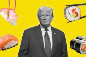 Donald Trump a-t-il vraiment investi plusieurs millions de dollars dans une chaîne de sushis sur tapis roulant ? Cette ligne étonnante dans ses déclarations financières a fait naître une théorie sur les réseaux sociaux : le président américain aurait peut-être confondu Kura Sushi avec Fujikura, un industriel japonais bien plus raccord avec ses investissements dans l’IA. Donald Trump a-t-il commis une bourde à plusieurs millions de dollars… ou est-il tout simplement un grand amateur de sushis ? Selon de récentes déclarations financières, le président américain aurait acheté entre 1 et 5 millions de dollars d’actions de Kura Sushi USA Inc. (KRUS), rapportait Nikkei le 19 mai 2026. Cette chaîne de restaurants de sushi sur tapis roulant est liée au groupe japonais Kura Sushi. Ce placement figure parmi ses plus gros tickets du premier trimestre 2026, aux côtés de participations dans des géants de la tech comme Nvidia, Amazon, Apple, Adobe, Microsoft ou encore Oracle. Sur les réseaux sociaux, une théorie a rapidement émergé : Donald Trump aurait-il tout simplement confondu Kura Sushi avec Fujikura, un groupe industriel japonais historique ? Pourquoi Donald Trump a-t-il dépensé des millions en sushis Sur le papier, il pourrait ne s’agir que d’une transaction de plus dans un portefeuille présidentiel déjà régulièrement accusé de mélanger intérêts privés et décisions publiques. Mais, pour les internautes, voir des sushis japonais surgir au milieu des géants de l’IA était trop savoureux pour ne pas nourrir quelques théories. Pour le contexte, Kura Sushi est une grande chaîne japonaise de kaitenzushi, ces restaurants où les assiettes de sushi défilent sur un convoyeur. Née au Japon, l’enseigne est devenue la deuxième plus grande chaîne de sushis du pays, derrière Sushiro et devant Hama Sushi. Le groupe, basé à Sakai, dans la préfecture d’Osaka, exploite environ 543 restaurants au Japon, ainsi que plusieurs dizaines d’établissements à Taïwan, aux États-Unis et en Chine. Sa filiale américaine, Kura Sushi USA, gère les Kura Revolving Sushi Bar aux États-Unis. On en comptait environ 69 sur le territoire américain en 2024, avec une forte concentration en Californie. Fujikura, de son côté, n’a rien d’une chaîne de restauration. Il s’agit d’un groupe industriel japonais centenaire, spécialisé dans les câbles, la fibre optique et les équipements pour les télécoms et l’électronique. Ses câbles et équipements servent notamment à faire fonctionner les réseaux Internet rapides, la 5G et les data centers, devenus indispensables avec l’essor de l’IA. Dans un portefeuille rempli de valeurs liées à l’intelligence artificielle et à la tech, un pari sur Fujikura aurait donc eu une certaine logique. L’entreprise est un acteur d’infrastructure, rarement sous les projecteurs, mais directement exposé à la montée en puissance des réseaux, des centres de données et des besoins en connectivité. À l’inverse, Kura Sushi reste avant tout...une chaîne de restaurants. Certes automatisés, ludiques et très optimisés, mais rattachés au secteur de la restauration grand public. Cela dit, le lien avec la technologie n’est pas totalement absent. Kura Sushi s’est justement fait une place sur le marché en poussant très loin l’automatisation : commandes sur tablette, puces RFID intégrées aux assiettes pour suivre leur temps passé sur le tapis, robots chargés d’acheminer les plats jusqu’à la table, et systèmes capables d’optimiser en temps réel la rotation des clients comme celle des assiettes. Pour un investisseur, Kura Sushi peut donc aussi se lire comme une valeur hybride : une entreprise de restauration grand public, mais qui emprunte beaucoup aux codes du retail automatisé et de la food tech. Son modèle standardisé et extensible peut même, avec un peu d’enthousiasme, ressembler davantage à une franchise technologique qu’à un simple restaurant de quartier. En pratique, rien ne permet de prouver que Donald Trump a effectivement confondu les deux groupes. Les documents officiels mentionnent bien Kura Sushi USA, et l’entourage de Trump assure que ses placements sont gérés par des professionnels. Reste que, pour la culture Internet, l’histoire était trop belle pour ne pas devenir un running gag : un président obsédé par l’IA qui finirait, par erreur, actionnaire d’un tapis roulant à makis. // Source : Numerama / Gage Skidmore via Wikimedia Commons Donald Trump a-t-il vraiment investi plusieurs millions de dollars dans une chaîne de sushis sur tapis roulant ? Cette ligne étonnante dans ses déclarations financières a fait naître une théorie sur les réseaux sociaux : le président américain aurait peut-être confondu Kura Sushi avec Fujikura, un industriel japonais bien plus raccord avec ses investissements dans l’IA. Donald Trump a-t-il commis une bourde à plusieurs millions de dollars… ou est-il tout simplement un grand amateur de sushis ? Selon de récentes déclarations financières, le président américain aurait acheté entre 1 et 5 millions de dollars d’actions de Kura Sushi USA Inc. (KRUS), rapportait Nikkei le 19 mai 2026. Cette chaîne de restaurants de sushi sur tapis roulant est liée au groupe japonais Kura Sushi. Ce placement figure parmi ses plus gros tickets du premier trimestre 2026, aux côtés de participations dans des géants de la tech comme Nvidia, Amazon, Apple, Adobe, Microsoft ou encore Oracle. Sur les réseaux sociaux, une théorie a rapidement émergé : Donald Trump aurait-il tout simplement confondu Kura Sushi avec Fujikura, un groupe industriel japonais historique ? Pourquoi Donald Trump a-t-il dépensé des millions en sushis Sur le papier, il pourrait ne s’agir que d’une transaction de plus dans un portefeuille présidentiel déjà régulièrement accusé de mélanger intérêts privés et décisions publiques. Mais, pour les internautes, voir des sushis japonais surgir au milieu des géants de l’IA était trop savoureux pour ne pas nourrir quelques théories. Pour le contexte, Kura Sushi est une grande chaîne japonaise de kaitenzushi, ces restaurants où les assiettes de sushi défilent sur un convoyeur. Née au Japon, l’enseigne est devenue la deuxième plus grande chaîne de sushis du pays, derrière Sushiro et devant Hama Sushi. Le groupe, basé à Sakai, dans la préfecture d’Osaka, exploite environ 543 restaurants au Japon, ainsi que plusieurs dizaines d’établissements à Taïwan, aux États-Unis et en Chine. Sa filiale américaine, Kura Sushi USA, gère les Kura Revolving Sushi Bar aux États-Unis. On en comptait environ 69 sur le territoire américain en 2024, avec une forte concentration en Californie. Fujikura, de son côté, n’a rien d’une chaîne de restauration. Il s’agit d’un groupe industriel japonais centenaire, spécialisé dans les câbles, la fibre optique et les équipements pour les télécoms et l’électronique. Ses câbles et équipements servent notamment à faire fonctionner les réseaux Internet rapides, la 5G et les data centers, devenus indispensables avec l’essor de l’IA. Dans un portefeuille rempli de valeurs liées à l’intelligence artificielle et à la tech, un pari sur Fujikura aurait donc eu une certaine logique. L’entreprise est un acteur d’infrastructure, rarement sous les projecteurs, mais directement exposé à la montée en puissance des réseaux, des centres de données et des besoins en connectivité. À l’inverse, Kura Sushi reste avant tout...une chaîne de restaurants. Certes automatisés, ludiques et très optimisés, mais rattachés au secteur de la restauration grand public. Cela dit, le lien avec la technologie n’est pas totalement absent. Kura Sushi s’est justement fait une place sur le marché en poussant très loin l’automatisation : commandes sur tablette, puces RFID intégrées aux assiettes pour suivre leur temps passé sur le tapis, robots chargés d’acheminer les plats jusqu’à la table, et systèmes capables d’optimiser en temps réel la rotation des clients comme celle des assiettes. Pour un investisseur, Kura Sushi peut donc aussi se lire comme une valeur hybride : une entreprise de restauration grand public, mais qui emprunte beaucoup aux codes du retail automatisé et de la food tech. Son modèle standardisé et extensible peut même, avec un peu d’enthousiasme, ressembler davantage à une franchise technologique qu’à un simple restaurant de quartier. En pratique, rien ne permet de prouver que Donald Trump a effectivement confondu les deux groupes. Les documents officiels mentionnent bien Kura Sushi USA, et l’entourage de Trump assure que ses placements sont gérés par des professionnels. Reste que, pour la culture Internet, l’histoire était trop belle pour ne pas devenir un running gag : un président obsédé par l’IA qui finirait, par erreur, actionnaire d’un tapis roulant à makis. // Source : Numerama / Gage Skidmore via Wikimedia Commons