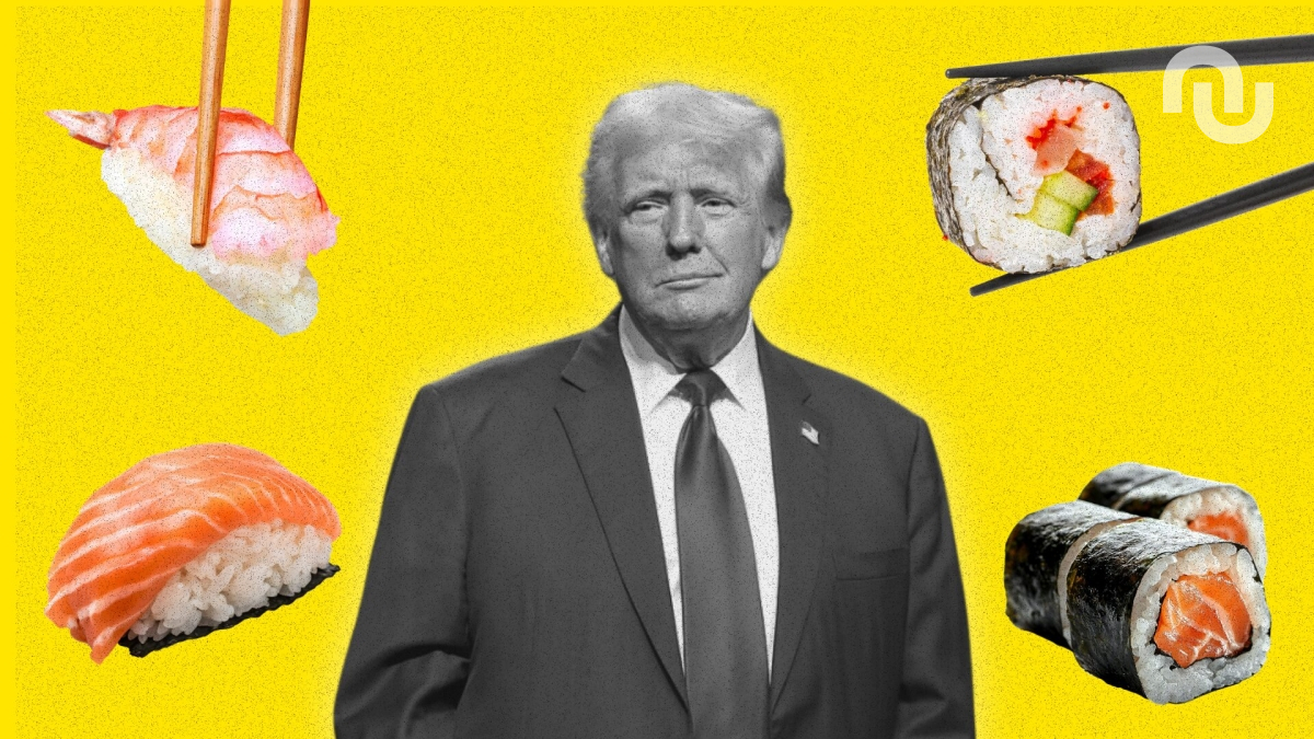 Donald Trump a-t-il vraiment investi plusieurs millions de dollars dans une chaîne de sushis sur tapis roulant ? Cette ligne étonnante dans ses déclarations financières a fait naître une théorie sur les réseaux sociaux : le président américain aurait peut-être confondu Kura Sushi avec Fujikura, un industriel japonais bien plus raccord avec ses investissements dans l’IA. Donald Trump a-t-il commis une bourde à plusieurs millions de dollars… ou est-il tout simplement un grand amateur de sushis ? Selon de récentes déclarations financières, le président américain aurait acheté entre 1 et 5 millions de dollars d’actions de Kura Sushi USA Inc. (KRUS), rapportait Nikkei le 19 mai 2026. Cette chaîne de restaurants de sushi sur tapis roulant est liée au groupe japonais Kura Sushi. Ce placement figure parmi ses plus gros tickets du premier trimestre 2026, aux côtés de participations dans des géants de la tech comme Nvidia, Amazon, Apple, Adobe, Microsoft ou encore Oracle. Sur les réseaux sociaux, une théorie a rapidement émergé : Donald Trump aurait-il tout simplement confondu Kura Sushi avec Fujikura, un groupe industriel japonais historique ? Pourquoi Donald Trump a-t-il dépensé des millions en sushis Sur le papier, il pourrait ne s’agir que d’une transaction de plus dans un portefeuille présidentiel déjà régulièrement accusé de mélanger intérêts privés et décisions publiques. Mais, pour les internautes, voir des sushis japonais surgir au milieu des géants de l’IA était trop savoureux pour ne pas nourrir quelques théories. Pour le contexte, Kura Sushi est une grande chaîne japonaise de kaitenzushi, ces restaurants où les assiettes de sushi défilent sur un convoyeur. Née au Japon, l’enseigne est devenue la deuxième plus grande chaîne de sushis du pays, derrière Sushiro et devant Hama Sushi. Le groupe, basé à Sakai, dans la préfecture d’Osaka, exploite environ 543 restaurants au Japon, ainsi que plusieurs dizaines d’établissements à Taïwan, aux États-Unis et en Chine. Sa filiale américaine, Kura Sushi USA, gère les Kura Revolving Sushi Bar aux États-Unis. On en comptait environ 69 sur le territoire américain en 2024, avec une forte concentration en Californie. Fujikura, de son côté, n’a rien d’une chaîne de restauration. Il s’agit d’un groupe industriel japonais centenaire, spécialisé dans les câbles, la fibre optique et les équipements pour les télécoms et l’électronique. Ses câbles et équipements servent notamment à faire fonctionner les réseaux Internet rapides, la 5G et les data centers, devenus indispensables avec l’essor de l’IA. Dans un portefeuille rempli de valeurs liées à l’intelligence artificielle et à la tech, un pari sur Fujikura aurait donc eu une certaine logique. L’entreprise est un acteur d’infrastructure, rarement sous les projecteurs, mais directement exposé à la montée en puissance des réseaux, des centres de données et des besoins en connectivité. À l’inverse, Kura Sushi reste avant tout...une chaîne de restaurants. Certes automatisés, ludiques et très optimisés, mais rattachés au secteur de la restauration grand public. Cela dit, le lien avec la technologie n’est pas totalement absent. Kura Sushi s’est justement fait une place sur le marché en poussant très loin l’automatisation : commandes sur tablette, puces RFID intégrées aux assiettes pour suivre leur temps passé sur le tapis, robots chargés d’acheminer les plats jusqu’à la table, et systèmes capables d’optimiser en temps réel la rotation des clients comme celle des assiettes. Pour un investisseur, Kura Sushi peut donc aussi se lire comme une valeur hybride : une entreprise de restauration grand public, mais qui emprunte beaucoup aux codes du retail automatisé et de la food tech. Son modèle standardisé et extensible peut même, avec un peu d’enthousiasme, ressembler davantage à une franchise technologique qu’à un simple restaurant de quartier. En pratique, rien ne permet de prouver que Donald Trump a effectivement confondu les deux groupes. Les documents officiels mentionnent bien Kura Sushi USA, et l’entourage de Trump assure que ses placements sont gérés par des professionnels. Reste que, pour la culture Internet, l’histoire était trop belle pour ne pas devenir un running gag : un président obsédé par l’IA qui finirait, par erreur, actionnaire d’un tapis roulant à makis. // Source : Numerama / Gage Skidmore via Wikimedia Commons Donald Trump a-t-il vraiment investi plusieurs millions de dollars dans une chaîne de sushis sur tapis roulant ? Cette ligne étonnante dans ses déclarations financières a fait naître une théorie sur les réseaux sociaux : le président américain aurait peut-être confondu Kura Sushi avec Fujikura, un industriel japonais bien plus raccord avec ses investissements dans l’IA. Donald Trump a-t-il commis une bourde à plusieurs millions de dollars… ou est-il tout simplement un grand amateur de sushis ? Selon de récentes déclarations financières, le président américain aurait acheté entre 1 et 5 millions de dollars d’actions de Kura Sushi USA Inc. (KRUS), rapportait Nikkei le 19 mai 2026. Cette chaîne de restaurants de sushi sur tapis roulant est liée au groupe japonais Kura Sushi. Ce placement figure parmi ses plus gros tickets du premier trimestre 2026, aux côtés de participations dans des géants de la tech comme Nvidia, Amazon, Apple, Adobe, Microsoft ou encore Oracle. Sur les réseaux sociaux, une théorie a rapidement émergé : Donald Trump aurait-il tout simplement confondu Kura Sushi avec Fujikura, un groupe industriel japonais historique ? Pourquoi Donald Trump a-t-il dépensé des millions en sushis Sur le papier, il pourrait ne s’agir que d’une transaction de plus dans un portefeuille présidentiel déjà régulièrement accusé de mélanger intérêts privés et décisions publiques. Mais, pour les internautes, voir des sushis japonais surgir au milieu des géants de l’IA était trop savoureux pour ne pas nourrir quelques théories. Pour le contexte, Kura Sushi est une grande chaîne japonaise de kaitenzushi, ces restaurants où les assiettes de sushi défilent sur un convoyeur. Née au Japon, l’enseigne est devenue la deuxième plus grande chaîne de sushis du pays, derrière Sushiro et devant Hama Sushi. Le groupe, basé à Sakai, dans la préfecture d’Osaka, exploite environ 543 restaurants au Japon, ainsi que plusieurs dizaines d’établissements à Taïwan, aux États-Unis et en Chine. Sa filiale américaine, Kura Sushi USA, gère les Kura Revolving Sushi Bar aux États-Unis. On en comptait environ 69 sur le territoire américain en 2024, avec une forte concentration en Californie. Fujikura, de son côté, n’a rien d’une chaîne de restauration. Il s’agit d’un groupe industriel japonais centenaire, spécialisé dans les câbles, la fibre optique et les équipements pour les télécoms et l’électronique. Ses câbles et équipements servent notamment à faire fonctionner les réseaux Internet rapides, la 5G et les data centers, devenus indispensables avec l’essor de l’IA. Dans un portefeuille rempli de valeurs liées à l’intelligence artificielle et à la tech, un pari sur Fujikura aurait donc eu une certaine logique. L’entreprise est un acteur d’infrastructure, rarement sous les projecteurs, mais directement exposé à la montée en puissance des réseaux, des centres de données et des besoins en connectivité. À l’inverse, Kura Sushi reste avant tout...une chaîne de restaurants. Certes automatisés, ludiques et très optimisés, mais rattachés au secteur de la restauration grand public. Cela dit, le lien avec la technologie n’est pas totalement absent. Kura Sushi s’est justement fait une place sur le marché en poussant très loin l’automatisation : commandes sur tablette, puces RFID intégrées aux assiettes pour suivre leur temps passé sur le tapis, robots chargés d’acheminer les plats jusqu’à la table, et systèmes capables d’optimiser en temps réel la rotation des clients comme celle des assiettes. Pour un investisseur, Kura Sushi peut donc aussi se lire comme une valeur hybride : une entreprise de restauration grand public, mais qui emprunte beaucoup aux codes du retail automatisé et de la food tech. Son modèle standardisé et extensible peut même, avec un peu d’enthousiasme, ressembler davantage à une franchise technologique qu’à un simple restaurant de quartier. En pratique, rien ne permet de prouver que Donald Trump a effectivement confondu les deux groupes. Les documents officiels mentionnent bien Kura Sushi USA, et l’entourage de Trump assure que ses placements sont gérés par des professionnels. Reste que, pour la culture Internet, l’histoire était trop belle pour ne pas devenir un running gag : un président obsédé par l’IA qui finirait, par erreur, actionnaire d’un tapis roulant à makis. // Source : Numerama / Gage Skidmore via Wikimedia Commons