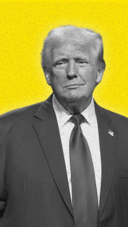 Donald Trump a-t-il vraiment investi plusieurs millions de dollars dans une chaîne de sushis sur tapis roulant ? Cette ligne étonnante dans ses déclarations financières a fait naître une théorie sur les réseaux sociaux : le président américain aurait peut-être confondu Kura Sushi avec Fujikura, un industriel japonais bien plus raccord avec ses investissements dans l’IA. Donald Trump a-t-il commis une bourde à plusieurs millions de dollars… ou est-il tout simplement un grand amateur de sushis ? Selon de récentes déclarations financières, le président américain aurait acheté entre 1 et 5 millions de dollars d’actions de Kura Sushi USA Inc. (KRUS), rapportait Nikkei le 19 mai 2026. Cette chaîne de restaurants de sushi sur tapis roulant est liée au groupe japonais Kura Sushi. Ce placement figure parmi ses plus gros tickets du premier trimestre 2026, aux côtés de participations dans des géants de la tech comme Nvidia, Amazon, Apple, Adobe, Microsoft ou encore Oracle. Sur les réseaux sociaux, une théorie a rapidement émergé : Donald Trump aurait-il tout simplement confondu Kura Sushi avec Fujikura, un groupe industriel japonais historique ? Pourquoi Donald Trump a-t-il dépensé des millions en sushis Sur le papier, il pourrait ne s’agir que d’une transaction de plus dans un portefeuille présidentiel déjà régulièrement accusé de mélanger intérêts privés et décisions publiques. Mais, pour les internautes, voir des sushis japonais surgir au milieu des géants de l’IA était trop savoureux pour ne pas nourrir quelques théories. Pour le contexte, Kura Sushi est une grande chaîne japonaise de kaitenzushi, ces restaurants où les assiettes de sushi défilent sur un convoyeur. Née au Japon, l’enseigne est devenue la deuxième plus grande chaîne de sushis du pays, derrière Sushiro et devant Hama Sushi. Le groupe, basé à Sakai, dans la préfecture d’Osaka, exploite environ 543 restaurants au Japon, ainsi que plusieurs dizaines d’établissements à Taïwan, aux États-Unis et en Chine. Sa filiale américaine, Kura Sushi USA, gère les Kura Revolving Sushi Bar aux États-Unis. On en comptait environ 69 sur le territoire américain en 2024, avec une forte concentration en Californie. Fujikura, de son côté, n’a rien d’une chaîne de restauration. Il s’agit d’un groupe industriel japonais centenaire, spécialisé dans les câbles, la fibre optique et les équipements pour les télécoms et l’électronique. Ses câbles et équipements servent notamment à faire fonctionner les réseaux Internet rapides, la 5G et les data centers, devenus indispensables avec l’essor de l’IA. Dans un portefeuille rempli de valeurs liées à l’intelligence artificielle et à la tech, un pari sur Fujikura aurait donc eu une certaine logique. L’entreprise est un acteur d’infrastructure, rarement sous les projecteurs, mais directement exposé à la montée en puissance des réseaux, des centres de données et des besoins en connectivité. À l’inverse, Kura Sushi reste avant tout...une chaîne de restaurants. Certes automatisés, ludiques et très optimisés, mais rattachés au secteur de la restauration grand public. Cela dit, le lien avec la technologie n’est pas totalement absent. Kura Sushi s’est justement fait une place sur le marché en poussant très loin l’automatisation : commandes sur tablette, puces RFID intégrées aux assiettes pour suivre leur temps passé sur le tapis, robots chargés d’acheminer les plats jusqu’à la table, et systèmes capables d’optimiser en temps réel la rotation des clients comme celle des assiettes. Pour un investisseur, Kura Sushi peut donc aussi se lire comme une valeur hybride : une entreprise de restauration grand public, mais qui emprunte beaucoup aux codes du retail automatisé et de la food tech. Son modèle standardisé et extensible peut même, avec un peu d’enthousiasme, ressembler davantage à une franchise technologique qu’à un simple restaurant de quartier. En pratique, rien ne permet de prouver que Donald Trump a effectivement confondu les deux groupes. Les documents officiels mentionnent bien Kura Sushi USA, et l’entourage de Trump assure que ses placements sont gérés par des professionnels. Reste que, pour la culture Internet, l’histoire était trop belle pour ne pas devenir un running gag : un président obsédé par l’IA qui finirait, par erreur, actionnaire d’un tapis roulant à makis. // Source : Numerama / Gage Skidmore via Wikimedia Commons Donald Trump a-t-il vraiment investi plusieurs millions de dollars dans une chaîne de sushis sur tapis roulant ? Cette ligne étonnante dans ses déclarations financières a fait naître une théorie sur les réseaux sociaux : le président américain aurait peut-être confondu Kura Sushi avec Fujikura, un industriel japonais bien plus raccord avec ses investissements dans l’IA. Donald Trump a-t-il commis une bourde à plusieurs millions de dollars… ou est-il tout simplement un grand amateur de sushis ? Selon de récentes déclarations financières, le président américain aurait acheté entre 1 et 5 millions de dollars d’actions de Kura Sushi USA Inc. (KRUS), rapportait Nikkei le 19 mai 2026. Cette chaîne de restaurants de sushi sur tapis roulant est liée au groupe japonais Kura Sushi. Ce placement figure parmi ses plus gros tickets du premier trimestre 2026, aux côtés de participations dans des géants de la tech comme Nvidia, Amazon, Apple, Adobe, Microsoft ou encore Oracle. Sur les réseaux sociaux, une théorie a rapidement émergé : Donald Trump aurait-il tout simplement confondu Kura Sushi avec Fujikura, un groupe industriel japonais historique ? Pourquoi Donald Trump a-t-il dépensé des millions en sushis Sur le papier, il pourrait ne s’agir que d’une transaction de plus dans un portefeuille présidentiel déjà régulièrement accusé de mélanger intérêts privés et décisions publiques. Mais, pour les internautes, voir des sushis japonais surgir au milieu des géants de l’IA était trop savoureux pour ne pas nourrir quelques théories. Pour le contexte, Kura Sushi est une grande chaîne japonaise de kaitenzushi, ces restaurants où les assiettes de sushi défilent sur un convoyeur. Née au Japon, l’enseigne est devenue la deuxième plus grande chaîne de sushis du pays, derrière Sushiro et devant Hama Sushi. Le groupe, basé à Sakai, dans la préfecture d’Osaka, exploite environ 543 restaurants au Japon, ainsi que plusieurs dizaines d’établissements à Taïwan, aux États-Unis et en Chine. Sa filiale américaine, Kura Sushi USA, gère les Kura Revolving Sushi Bar aux États-Unis. On en comptait environ 69 sur le territoire américain en 2024, avec une forte concentration en Californie. Fujikura, de son côté, n’a rien d’une chaîne de restauration. Il s’agit d’un groupe industriel japonais centenaire, spécialisé dans les câbles, la fibre optique et les équipements pour les télécoms et l’électronique. Ses câbles et équipements servent notamment à faire fonctionner les réseaux Internet rapides, la 5G et les data centers, devenus indispensables avec l’essor de l’IA. Dans un portefeuille rempli de valeurs liées à l’intelligence artificielle et à la tech, un pari sur Fujikura aurait donc eu une certaine logique. L’entreprise est un acteur d’infrastructure, rarement sous les projecteurs, mais directement exposé à la montée en puissance des réseaux, des centres de données et des besoins en connectivité. À l’inverse, Kura Sushi reste avant tout...une chaîne de restaurants. Certes automatisés, ludiques et très optimisés, mais rattachés au secteur de la restauration grand public. Cela dit, le lien avec la technologie n’est pas totalement absent. Kura Sushi s’est justement fait une place sur le marché en poussant très loin l’automatisation : commandes sur tablette, puces RFID intégrées aux assiettes pour suivre leur temps passé sur le tapis, robots chargés d’acheminer les plats jusqu’à la table, et systèmes capables d’optimiser en temps réel la rotation des clients comme celle des assiettes. Pour un investisseur, Kura Sushi peut donc aussi se lire comme une valeur hybride : une entreprise de restauration grand public, mais qui emprunte beaucoup aux codes du retail automatisé et de la food tech. Son modèle standardisé et extensible peut même, avec un peu d’enthousiasme, ressembler davantage à une franchise technologique qu’à un simple restaurant de quartier. En pratique, rien ne permet de prouver que Donald Trump a effectivement confondu les deux groupes. Les documents officiels mentionnent bien Kura Sushi USA, et l’entourage de Trump assure que ses placements sont gérés par des professionnels. Reste que, pour la culture Internet, l’histoire était trop belle pour ne pas devenir un running gag : un président obsédé par l’IA qui finirait, par erreur, actionnaire d’un tapis roulant à makis. // Source : Numerama / Gage Skidmore via Wikimedia Commons