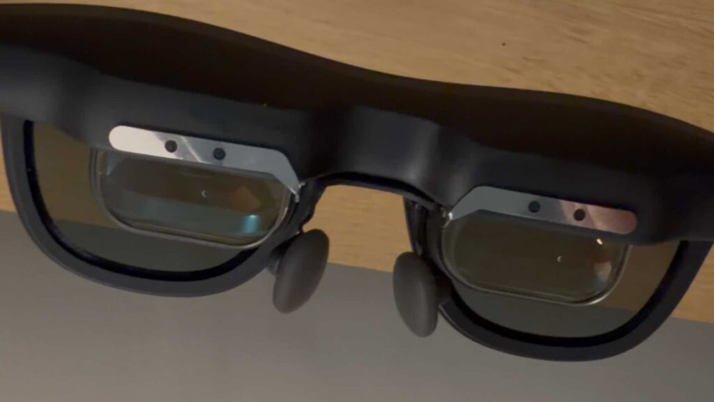 Le m&eacute;canisme optique du projet Aura : il y a un dispositif pour diffuser l'affichage sur le verre, ce n'est pas encore totalement int&eacute;gr&eacute;. // Source : Numerama