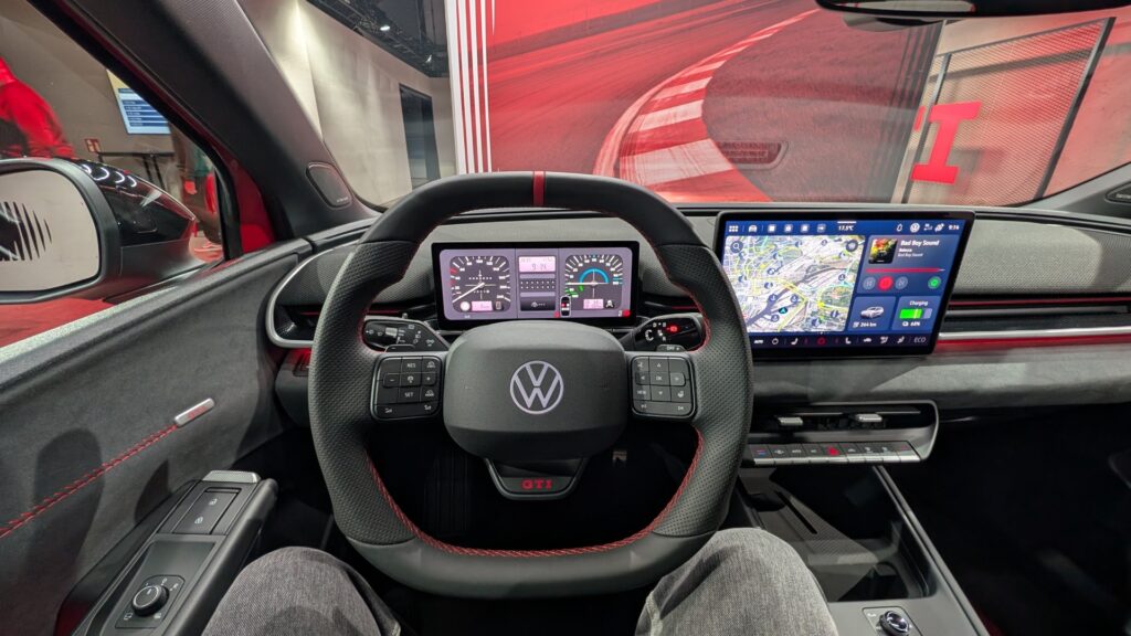 Au volant de la Volkswagen ID. Polo GTI // Source : Raphaelle Baut pour Numerama Au volant de la Volkswagen ID. Polo GTI // Source : Raphaelle Baut pour Numerama