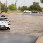 Un taxi Waymo veut s'engager sur une route inond&eacute;e. // Source : Electric Vehicles