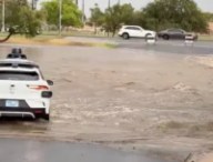 Un taxi Waymo veut s'engager sur une route inondée. // Source : Electric Vehicles Un taxi Waymo veut s'engager sur une route inondée. // Source : Electric Vehicles