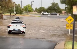 Un taxi Waymo veut s'engager sur une route inondée. // Source : Electric Vehicles