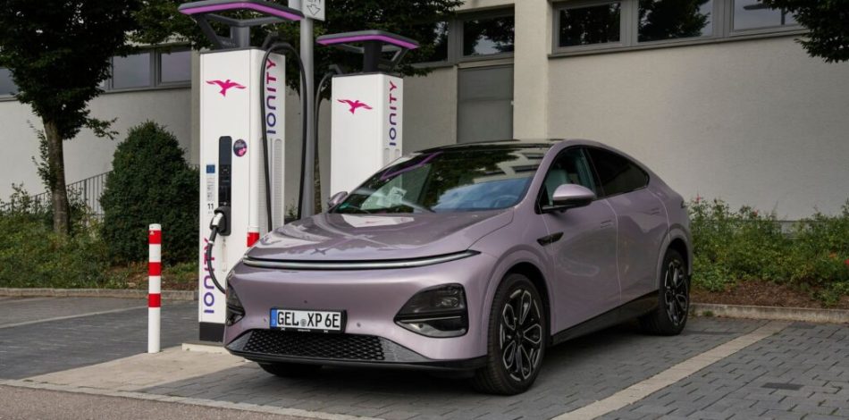 Le XPeng G6 à une borne rapide Ionity. // Source : XPeng