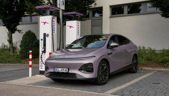 Le XPeng G6 à une borne rapide Ionity. // Source : XPeng