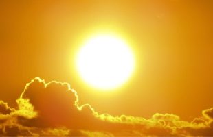 Le solstice d'été va rendre l'épisode de vague de chaleur plus difficile à vivre. // Source : Canva