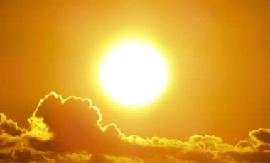 Le solstice d'été va rendre l'épisode de vague de chaleur plus difficile à vivre. // Source : Canva