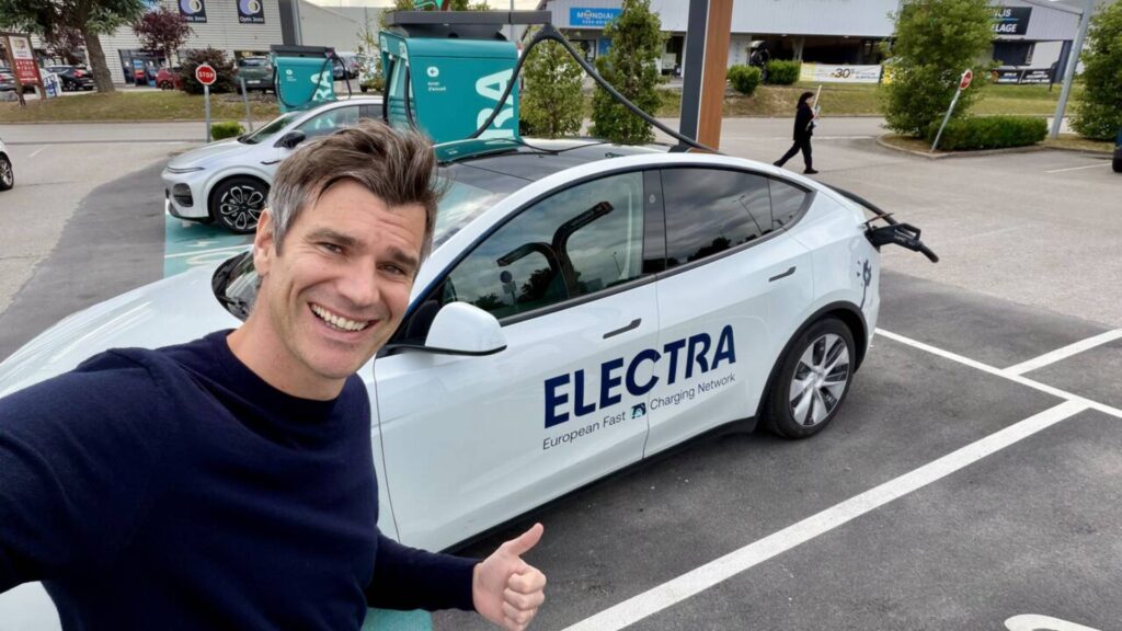 Aurélien de Meaux sur une de ses stations Electra // Source : Aurelien de Meaux sur Linkedin