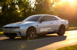 Stellantis teste la batterie solide dans une Dodge Charger électrique. // Source : Stellantis