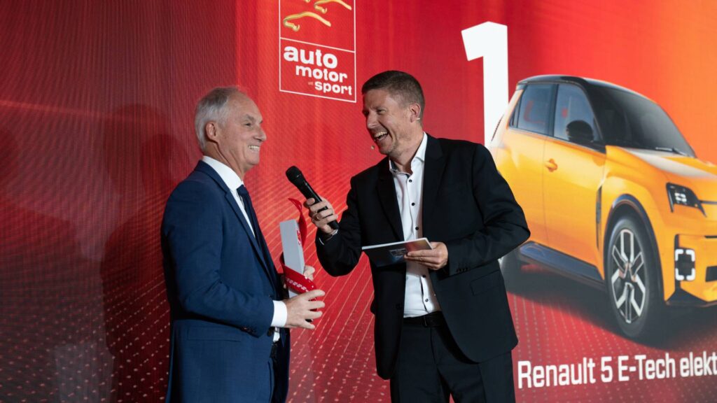 Remise de prix pour la R5 en Allemagne // Source : Renault Remise de prix pour la R5 en Allemagne // Source : Renault