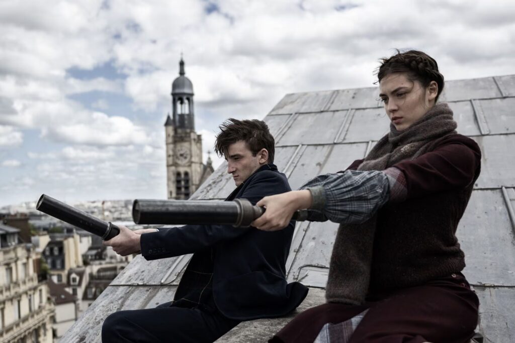 Le film permet aussi de suivre la vie des étudiants parisiens sous l'Occupation // Source : Pathé Le film permet aussi de suivre la vie des étudiants parisiens sous l'Occupation // Source : Pathé