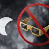 Attention aux lunettes d'éclipse non conformes. // Source : Montage Numerama avec Canva