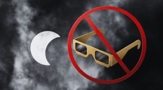 Attention aux lunettes d'éclipse non conformes. // Source : Montage Numerama avec Canva