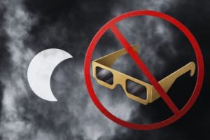Attention aux lunettes d'éclipse non conformes. // Source : Montage Numerama avec Canva Attention aux lunettes d'éclipse non conformes. // Source : Montage Numerama avec Canva