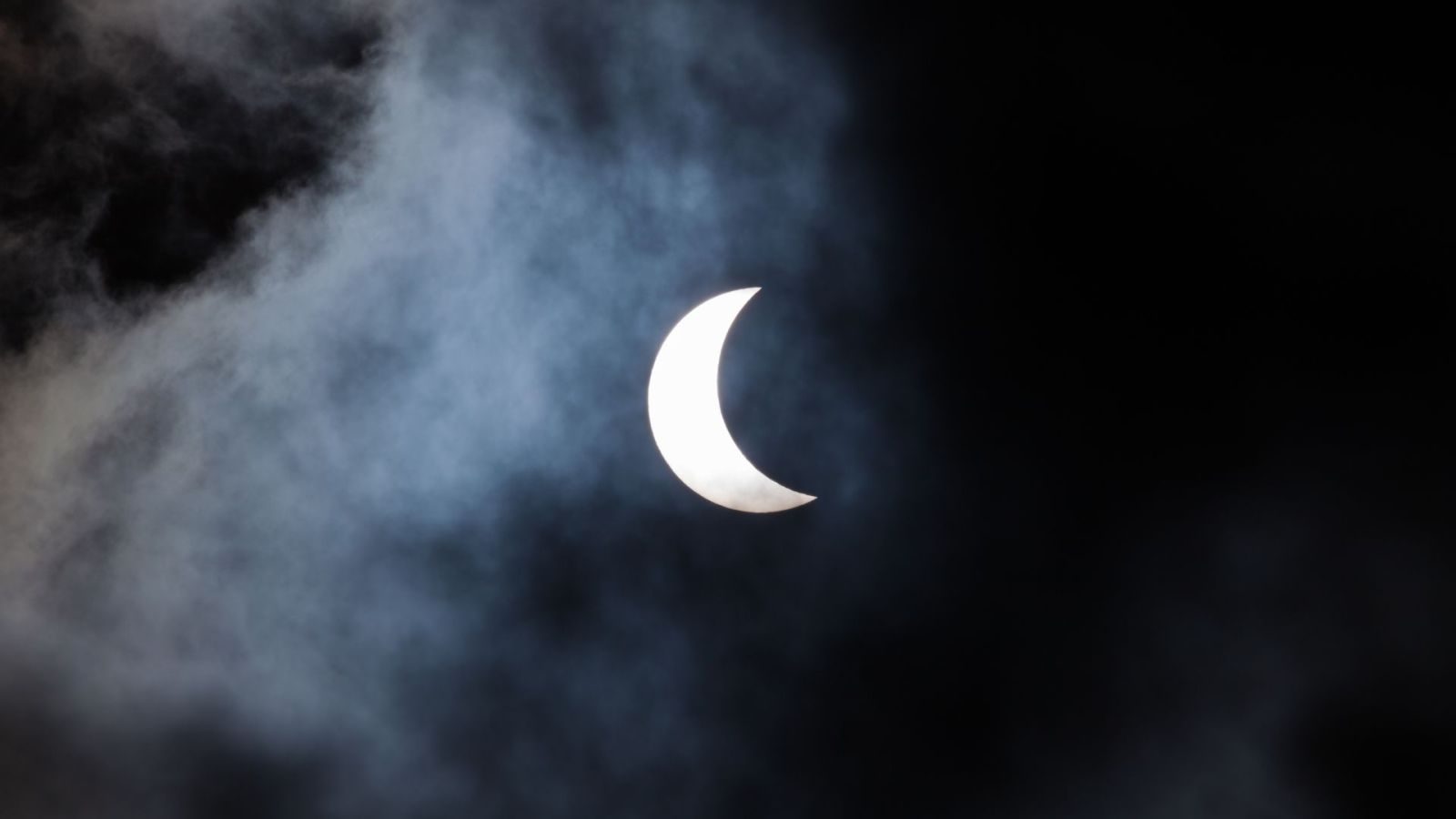 Éclipse solaire du 12 août 2026 : à quel moment (et où) pourra-t-on enlever ses lunettes sans danger ?