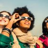 En France, le 12 août 2026, il ne faudra jamais enlever ses lunettes pour regarder le Soleil. // Source : Canva
