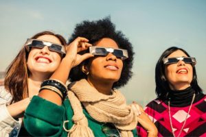 En France, le 12 août 2026, il ne faudra jamais enlever ses lunettes pour regarder le Soleil. // Source : Canva En France, le 12 août 2026, il ne faudra jamais enlever ses lunettes pour regarder le Soleil. // Source : Canva
