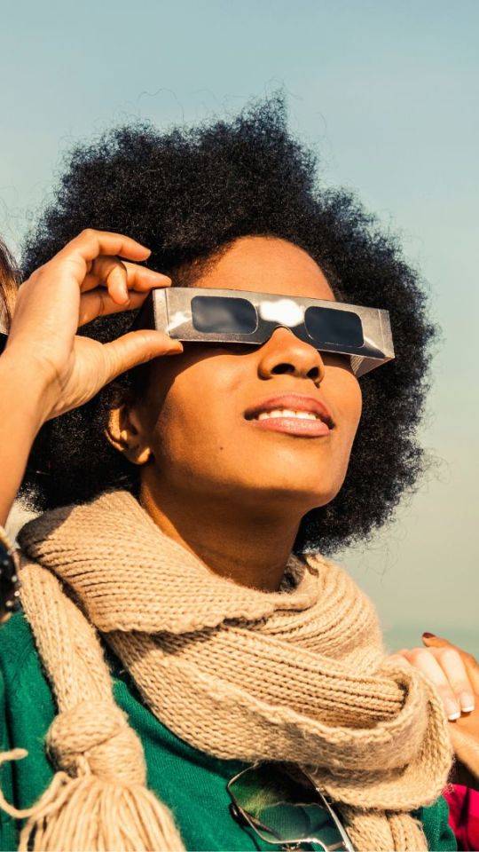 En France, le 12 août 2026, il ne faudra jamais enlever ses lunettes pour regarder le Soleil. // Source : Canva En France, le 12 août 2026, il ne faudra jamais enlever ses lunettes pour regarder le Soleil. // Source : Canva
