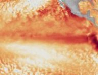 Les nuances de rouge et d'orange illustrent la surchauffe des eaux liée à El Niño. // Source : NOAA Satellites (image modifiée avec Canva) Les nuances de rouge et d'orange illustrent la surchauffe des eaux liée à El Niño. // Source : NOAA Satellites (image modifiée avec Canva)