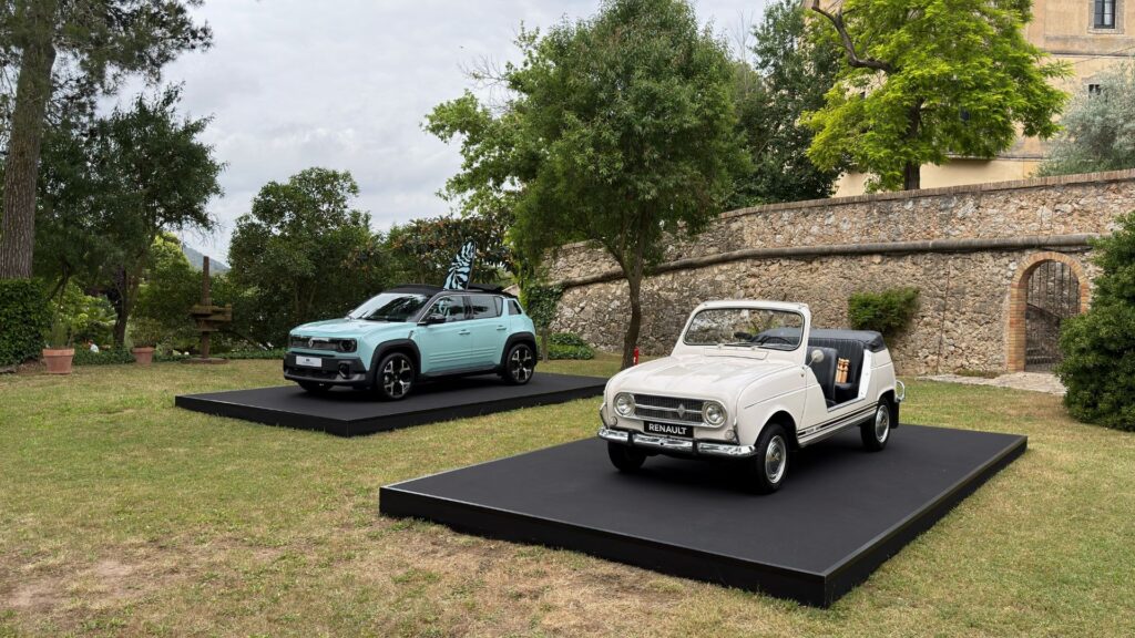 La Renault 4 E-Tech Plein Sud rend hommage (en partie) à la R4 Plein Air de 1969. // Source : Robin San Vicente pour Numerama La Renault 4 E-Tech Plein Sud rend hommage (en partie) à la R4 Plein Air de 1969. // Source : Robin San Vicente pour Numerama