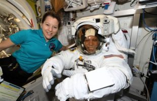 Sophie Adenot aide Christopher Williams à préparer cette EVA. // Source : Flickr/Nasa Johnson (photo modifiée)