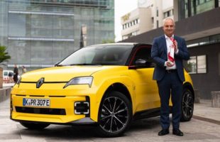 Fabrice Cambolive et la R5 primée  // Source : Renault