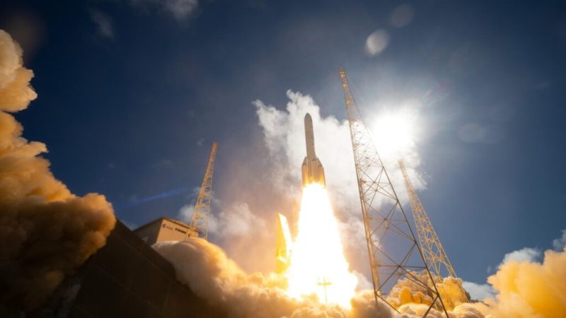 Les photos les plus spectaculaires de l’envol de la fusée Ariane 6 dans sa version la plus puissante