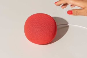 Le Google Home Speaker dispose de trois zones tactiles. // Source : Google