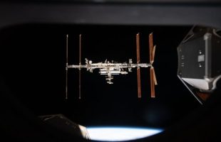 L'ISS vue depuis une capsule Crew Dragon. // Source : Flickr/CC/Nasa Johnson (image recadrée)