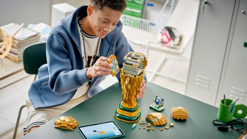 Trophée officiel de la Coupe du monde de la FIFA // Source : Lego