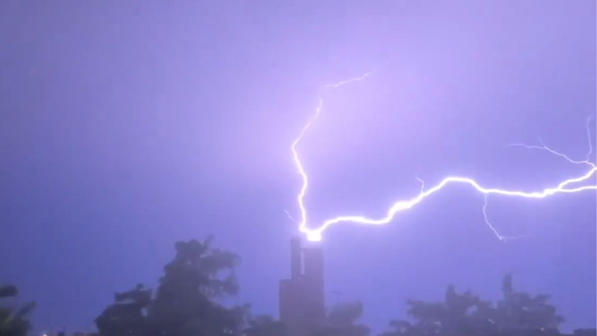 Éclair intra-nuageux au Havre. // Source : Via X @meteo_76 (capture d'écran)