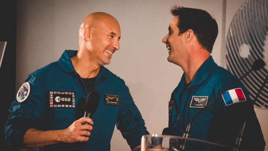 Luca Parminato et Thomas Pesquet en 2018. // Source : Flickr/ESA (image modifiée) Luca Parminato et Thomas Pesquet en 2018. // Source : Flickr/ESA (image modifiée)