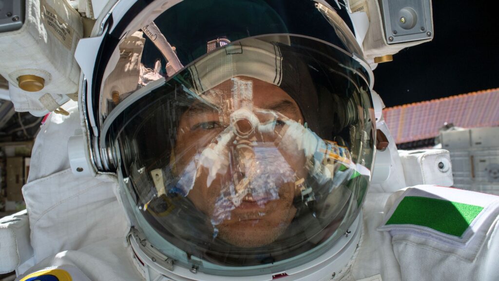 Luca Parmitano en sortie extravéhiculaire en 2019. // Source : Flickr/Nasa Johnson (image modifiée) Luca Parmitano en sortie extravéhiculaire en 2019. // Source : Flickr/Nasa Johnson (image modifiée)