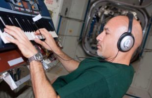 Luca Parmitano dans l'ISS. // Source : Flickr/Nasa Johnson (image modifiée)